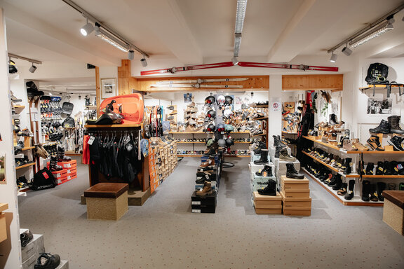 Verkaufsraum im Schuh- und Sportgeschäft